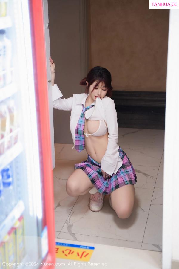 美七Mia  [XiuRen]高清写真图 2024.01.25 No.8015 美七Mia 短裙美腿第22张图片